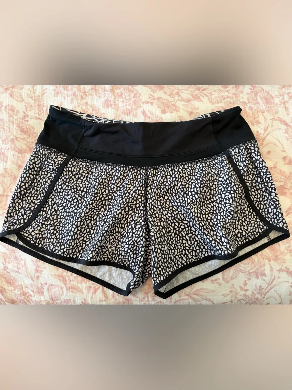 Lululemon Run Times Short 4'' Miss Mosaic Black Mid Rise Sz 6 geometric
